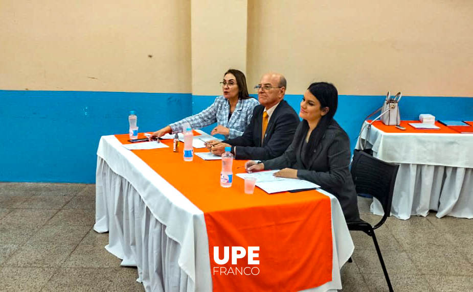 Estudiantes de Ingeniería Comercial UPE defienden con éxito su Trabajo Final de Grado