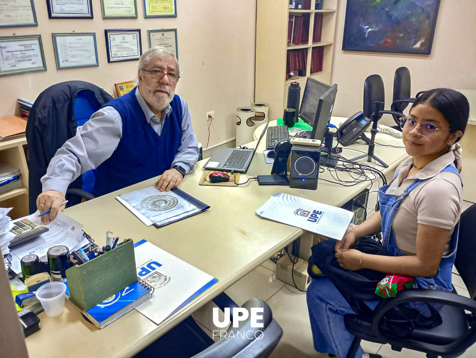 Bienvenida del Decano Ing. Mg. Germano Soarez a la alumna Laura Paz