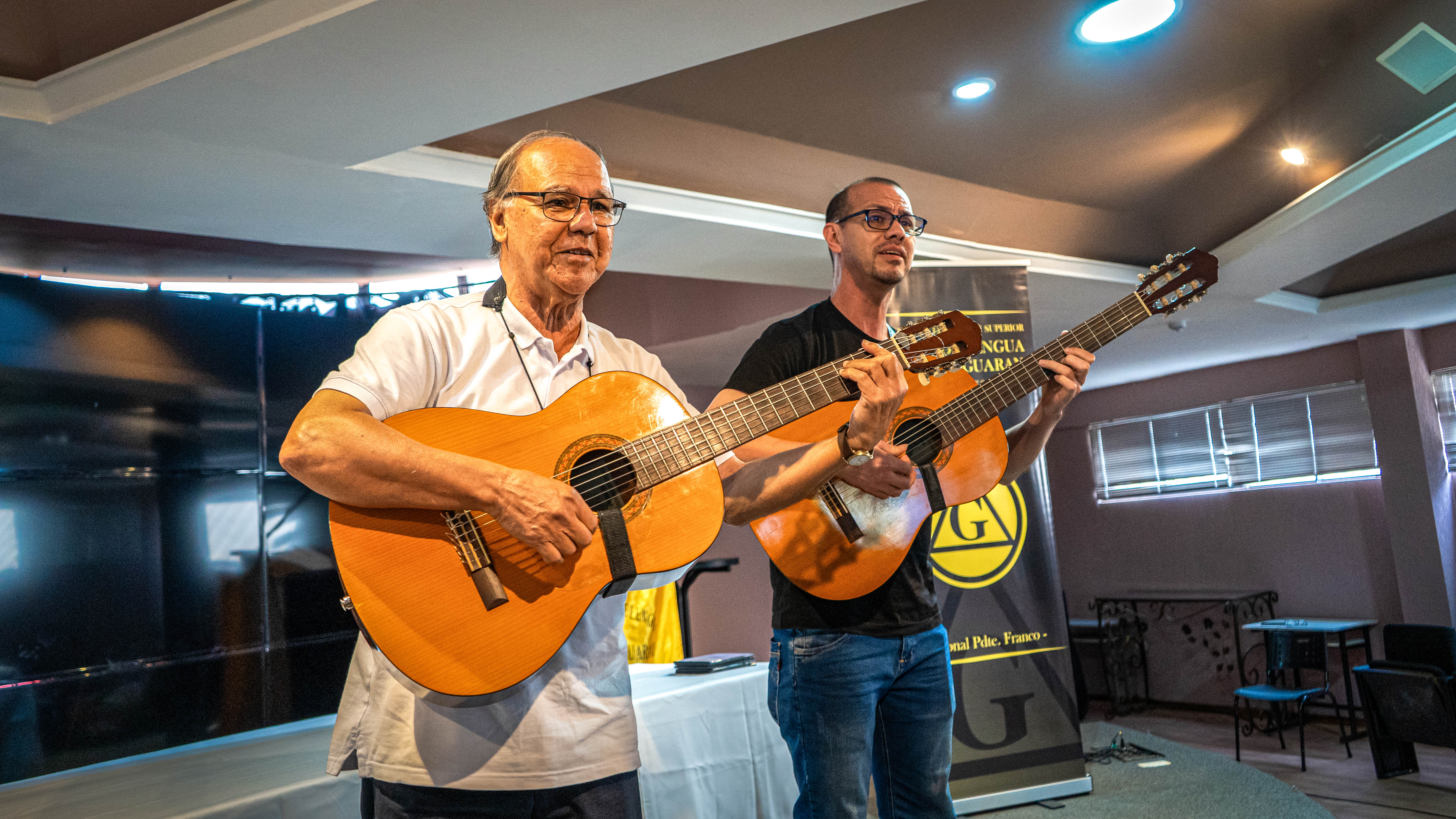 Acto de graduación del Instituto Superior del Ateneo de Lengua y Cultura Guaraní