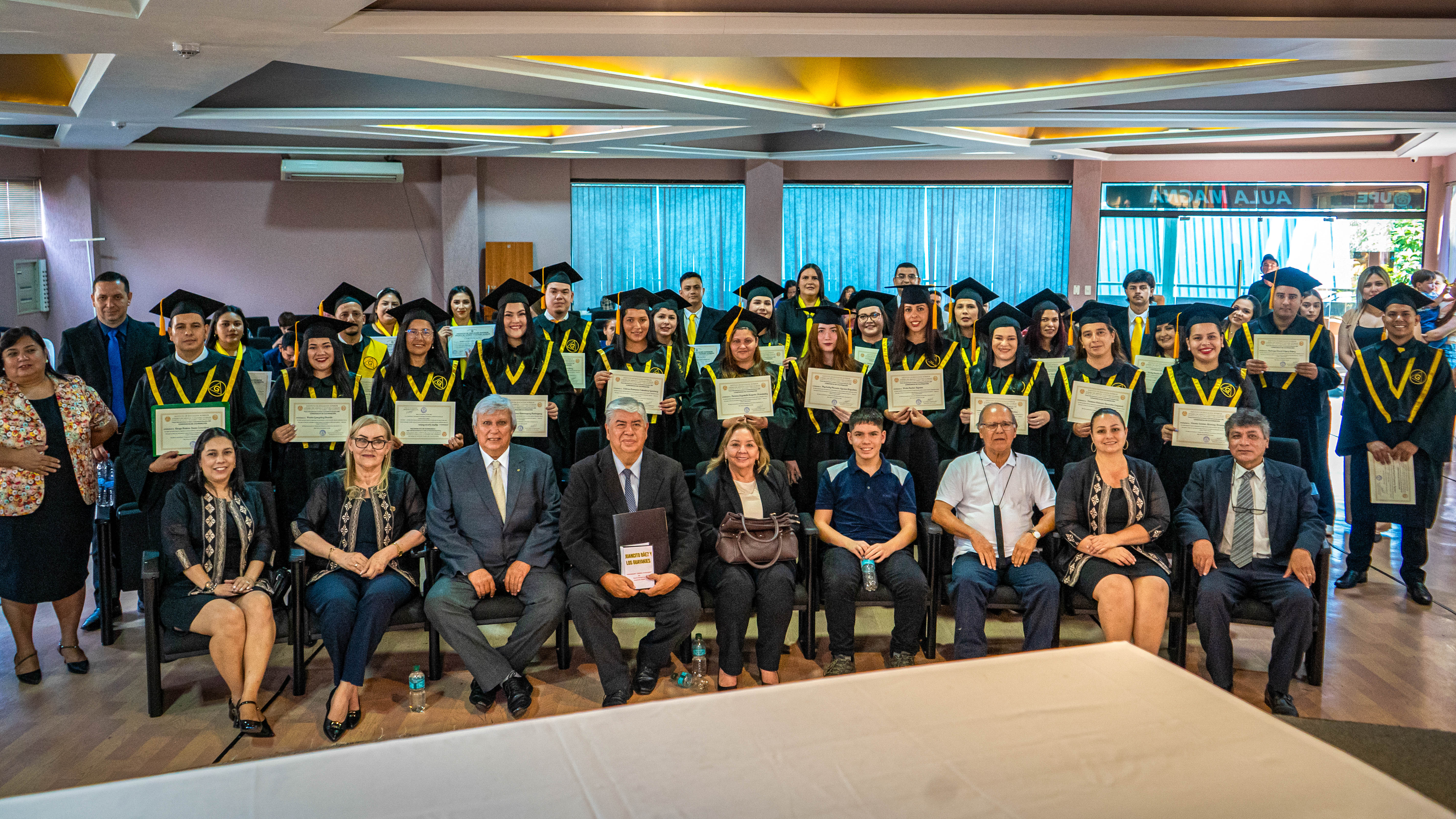 Acto de graduación del Instituto Superior del Ateneo de Lengua y Cultura Guaraní