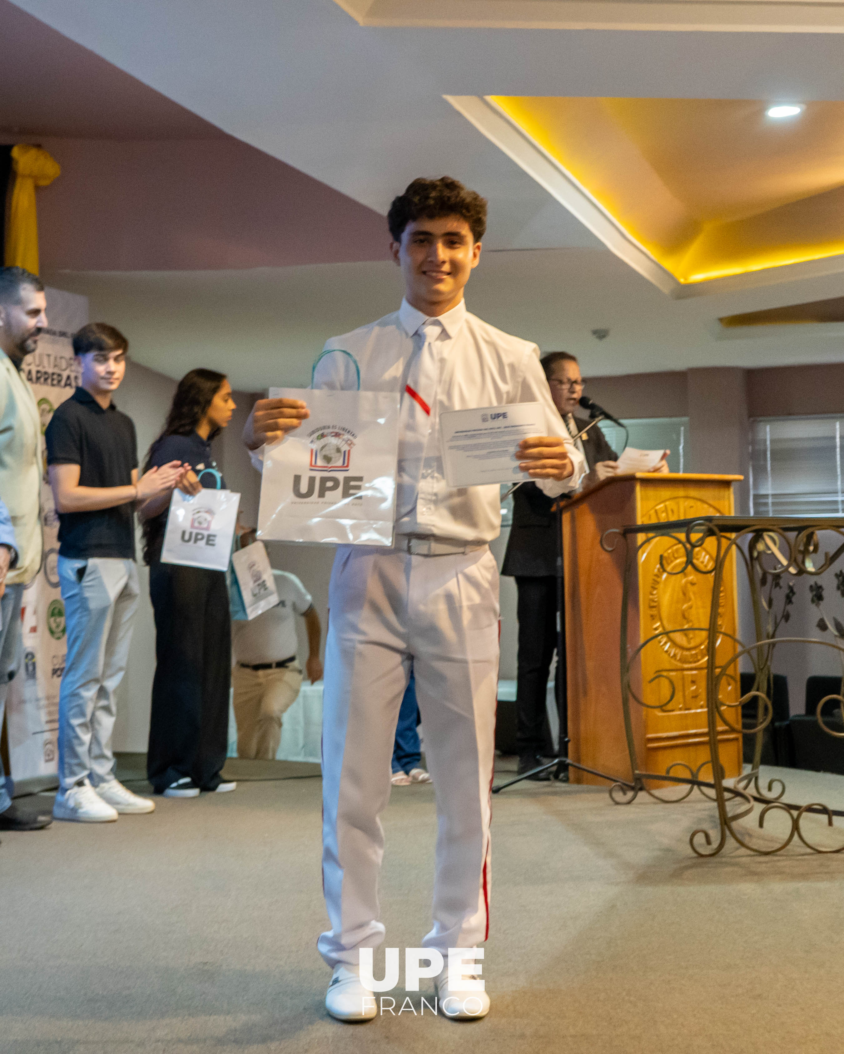 UPE Franco reafirma su compromiso con la Responsabilidad Social Universitaria con entrega de becas y medias becas