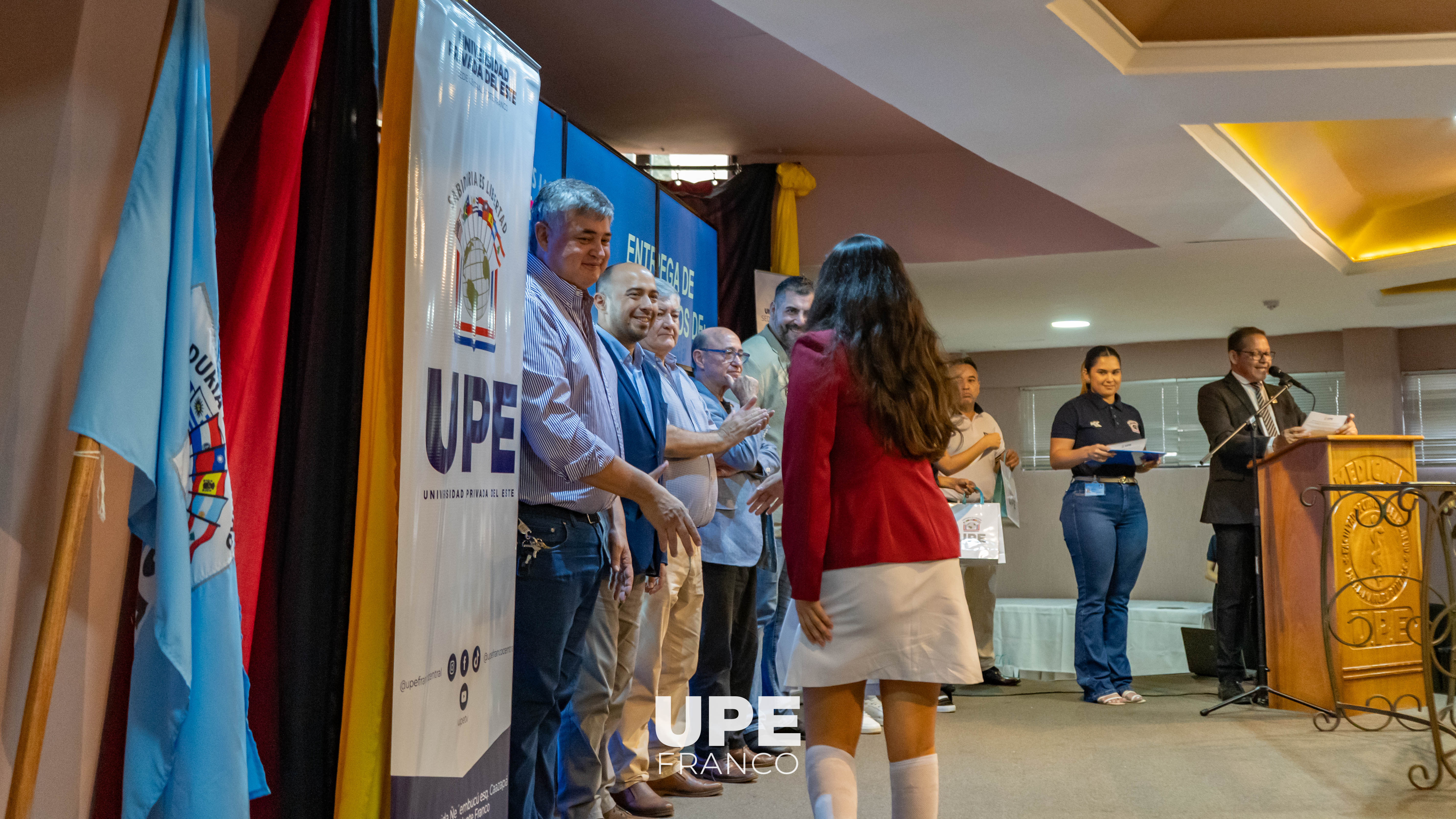 UPE Franco reafirma su compromiso con la Responsabilidad Social Universitaria con entrega de becas y medias becas