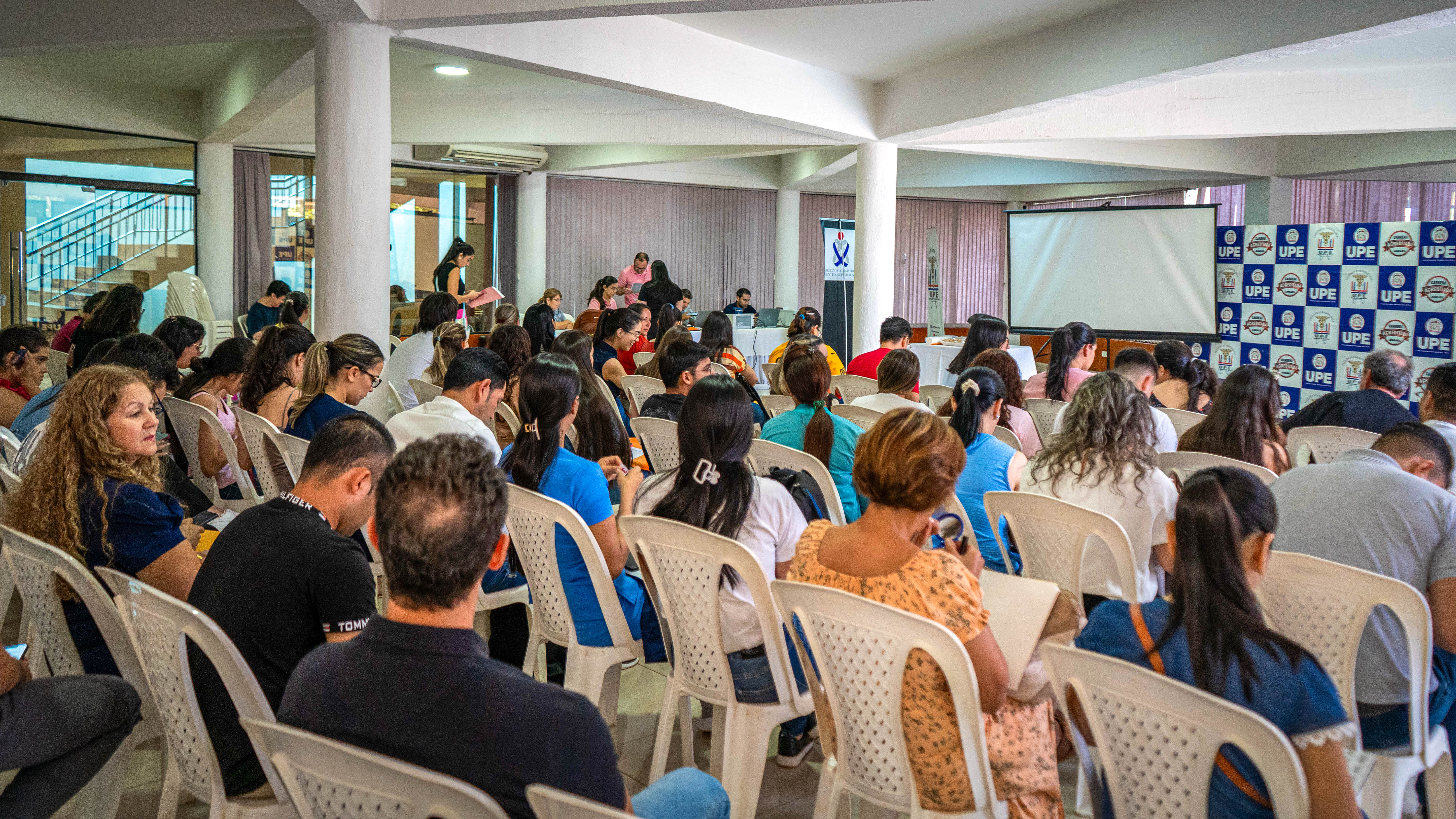 Registro profesional y renovación de registros dirigida a trabajadores del área de la salud