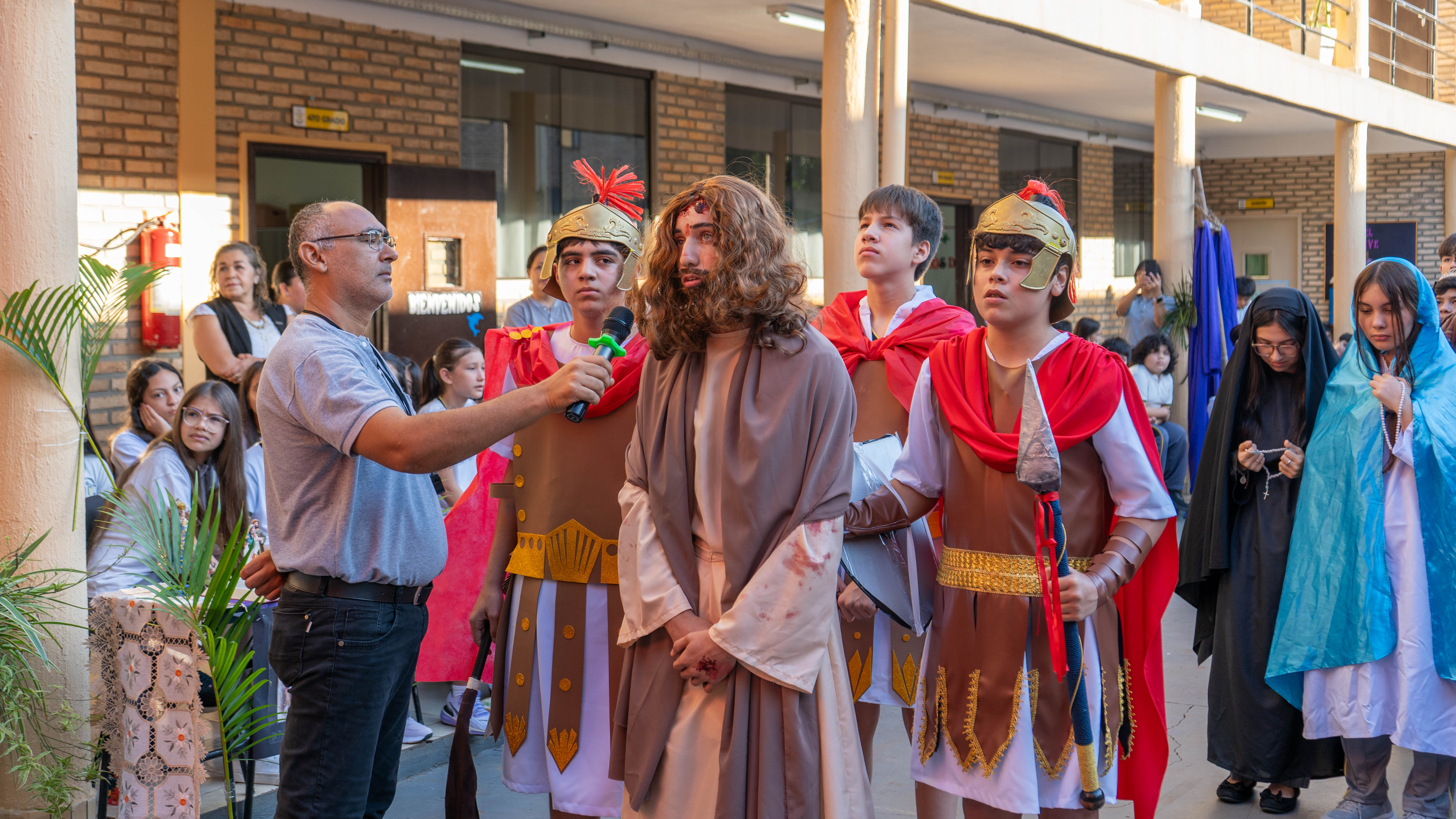 Estudiantes representaron el Vía Crucis: Colegio Católico El Redentor