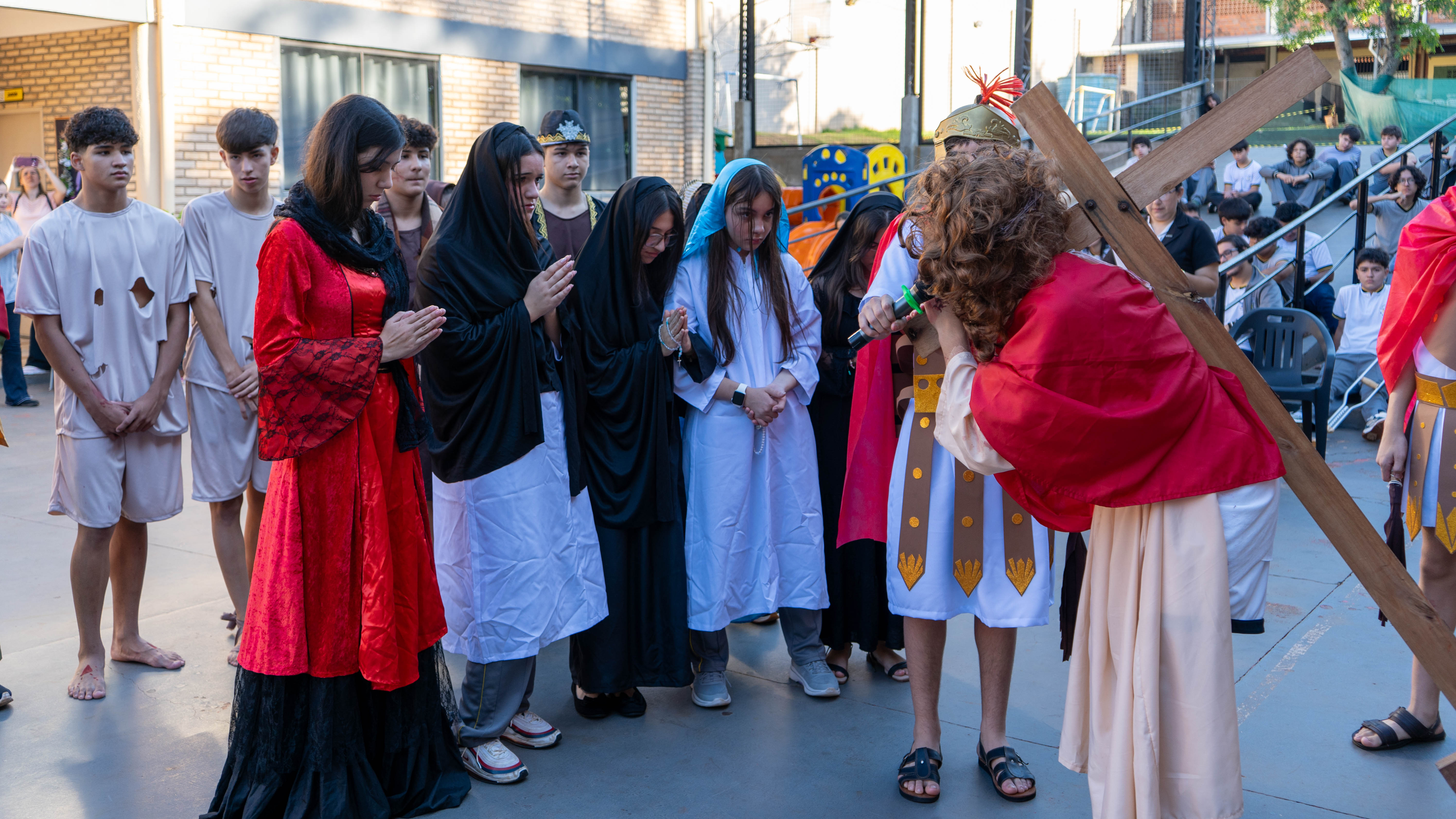 Estudiantes representaron el Vía Crucis: Colegio Católico El Redentor