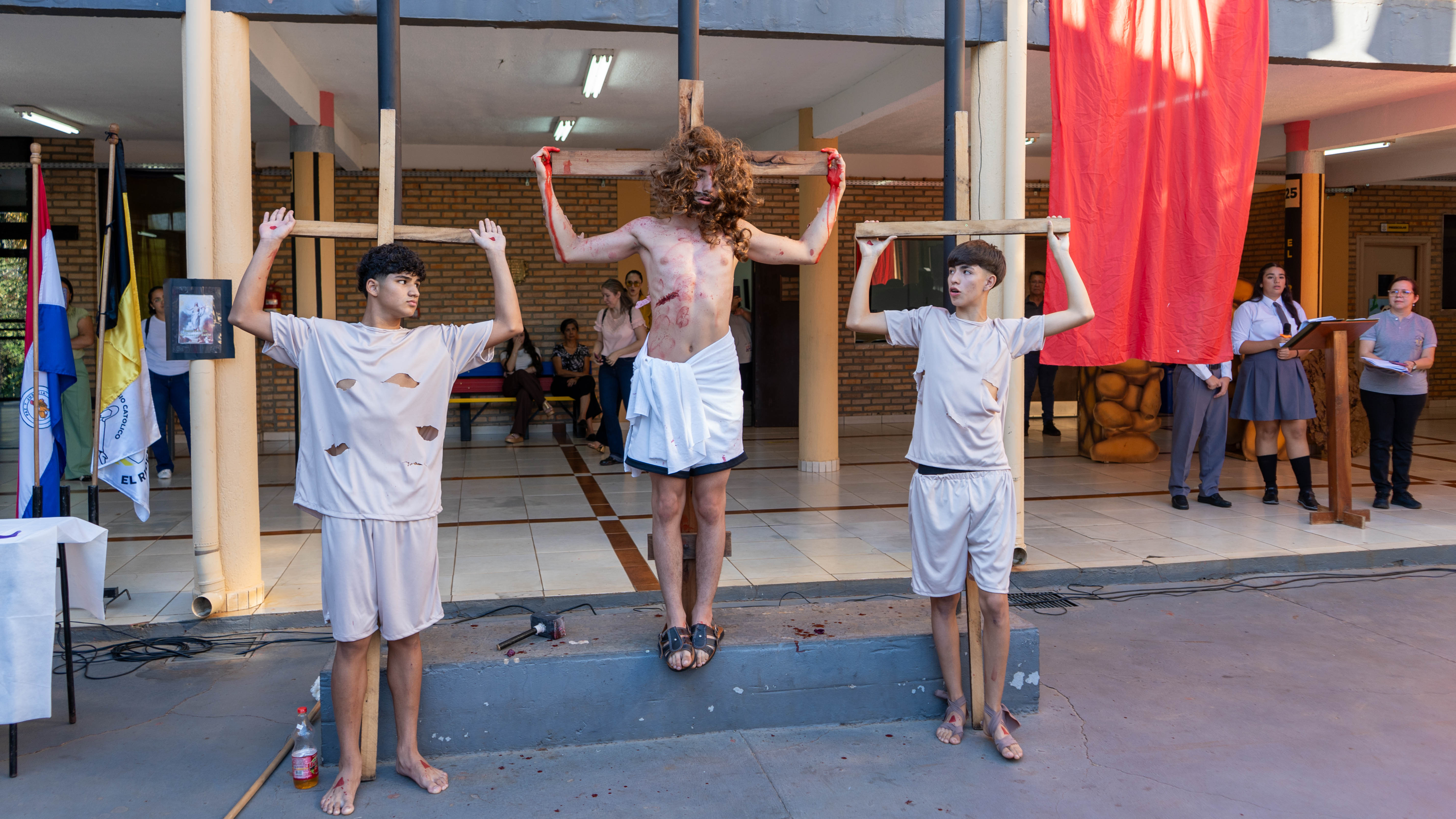 Estudiantes representaron el Vía Crucis: Colegio Católico El Redentor