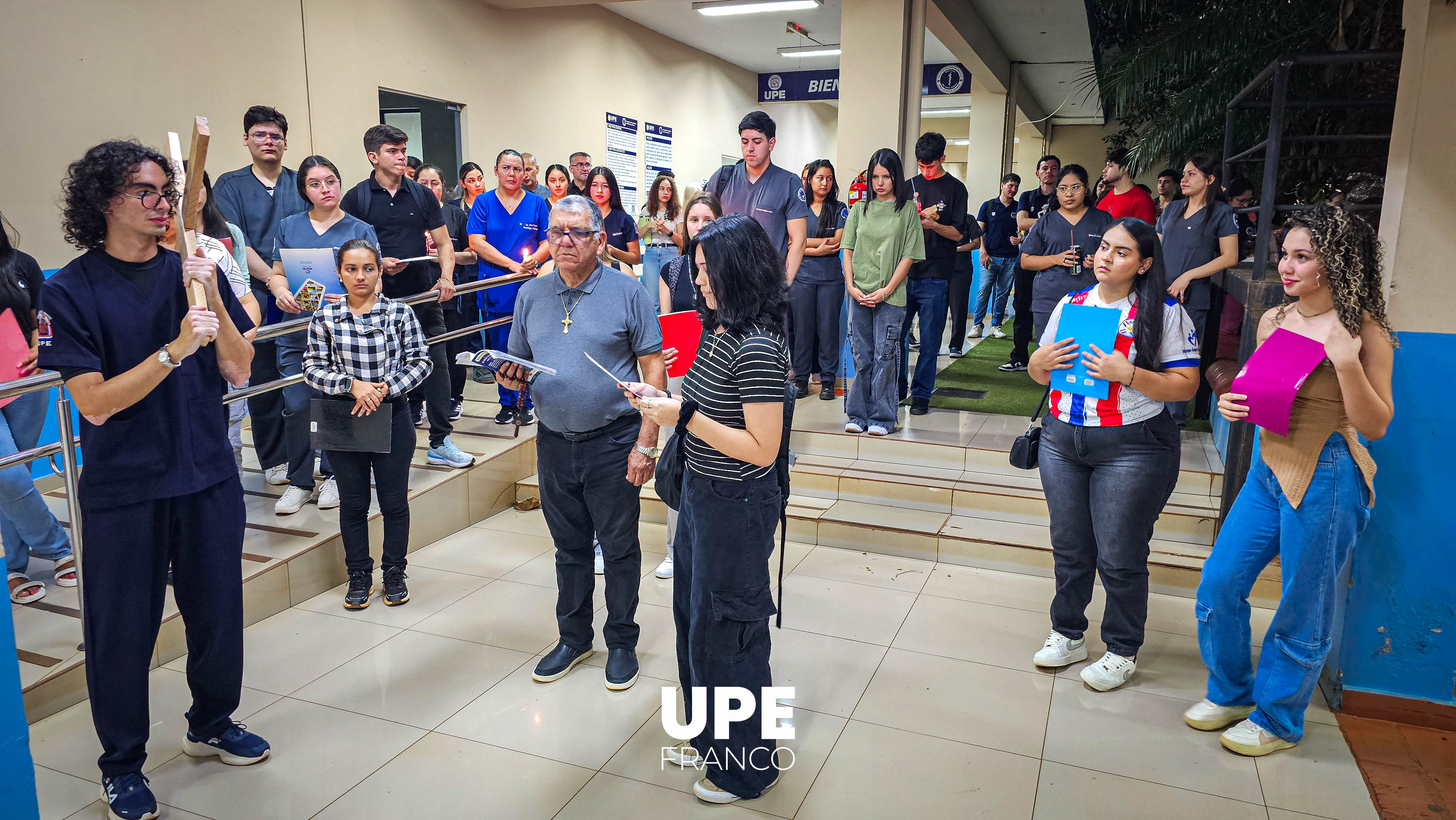 Estudiantes de Ciencias de la Salud participaron del Vía Crucis en la UPE FRANCO