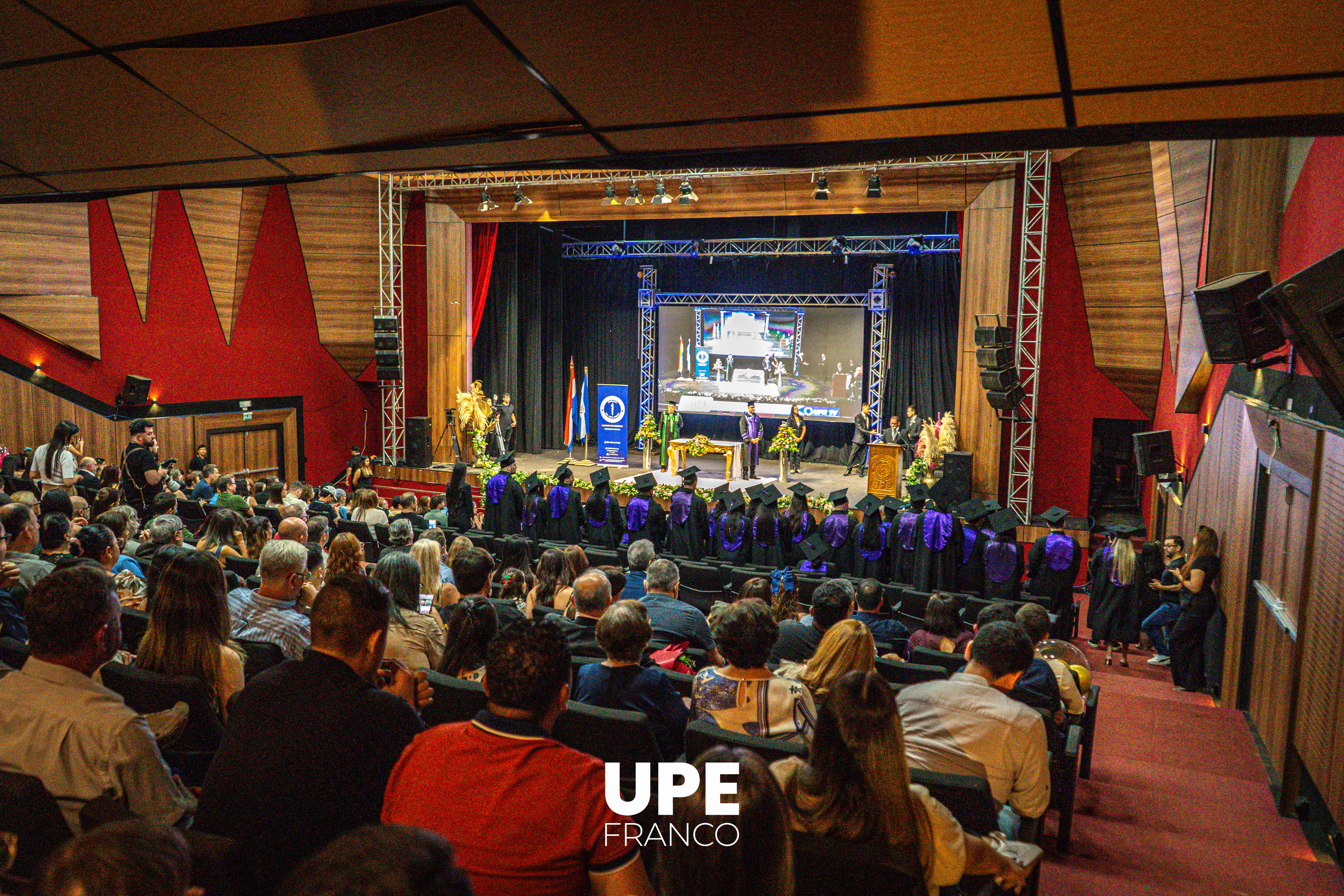 CEREMONIA DE GRADUACIÓN: Carrera de Medicina – UPE FRANCO