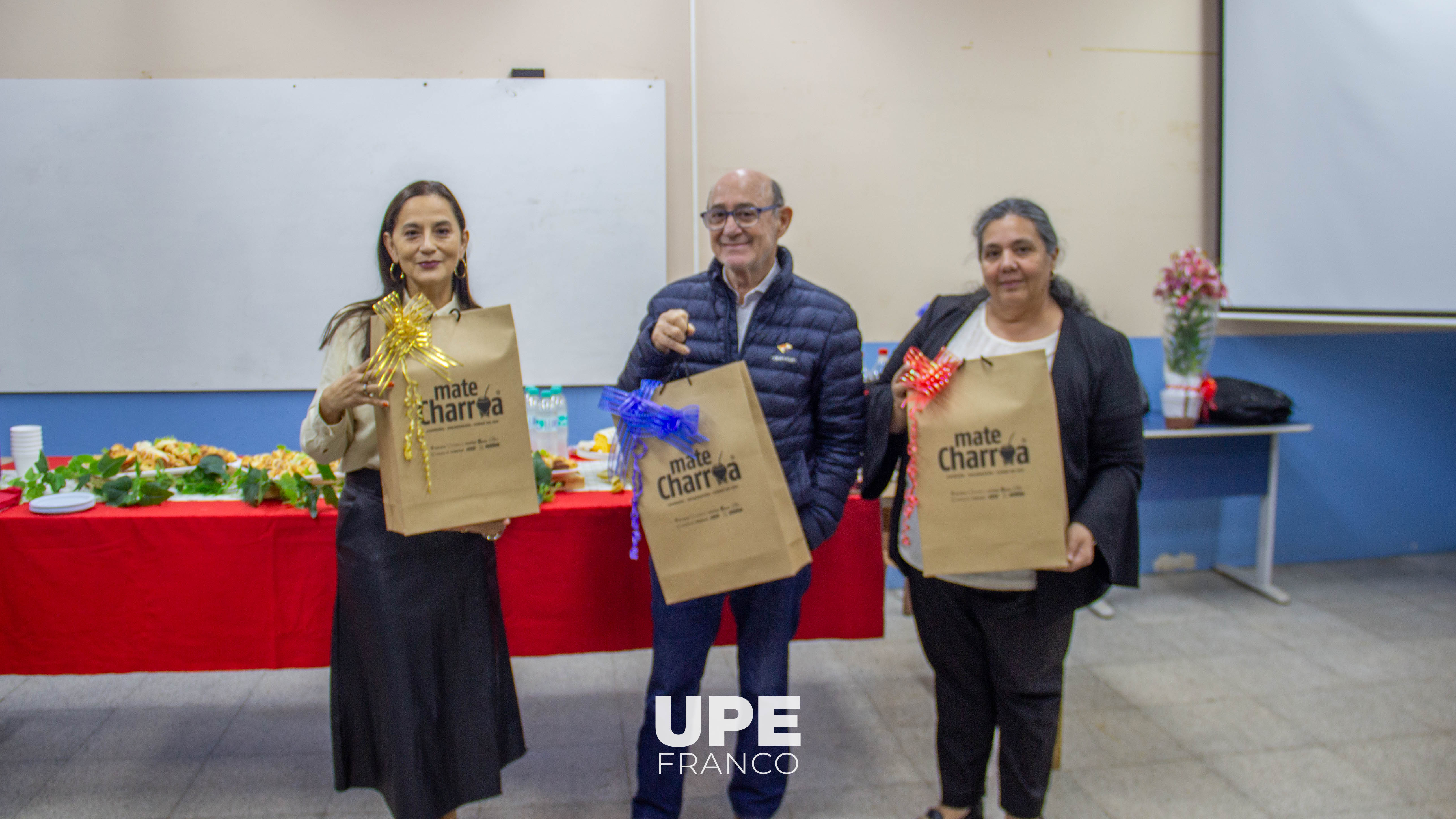 Estudiantes de Derecho UPE rinden homenaje docentes en su día