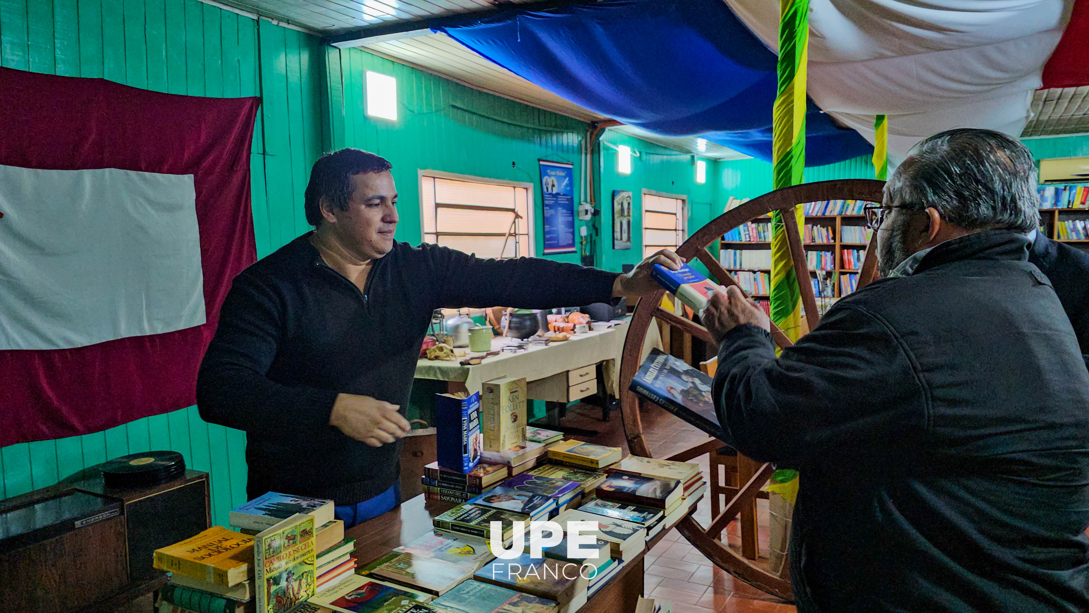 La casa de la cultura de Presidente Franco realizó entrega de 150 libros para biblioteca comunitaria