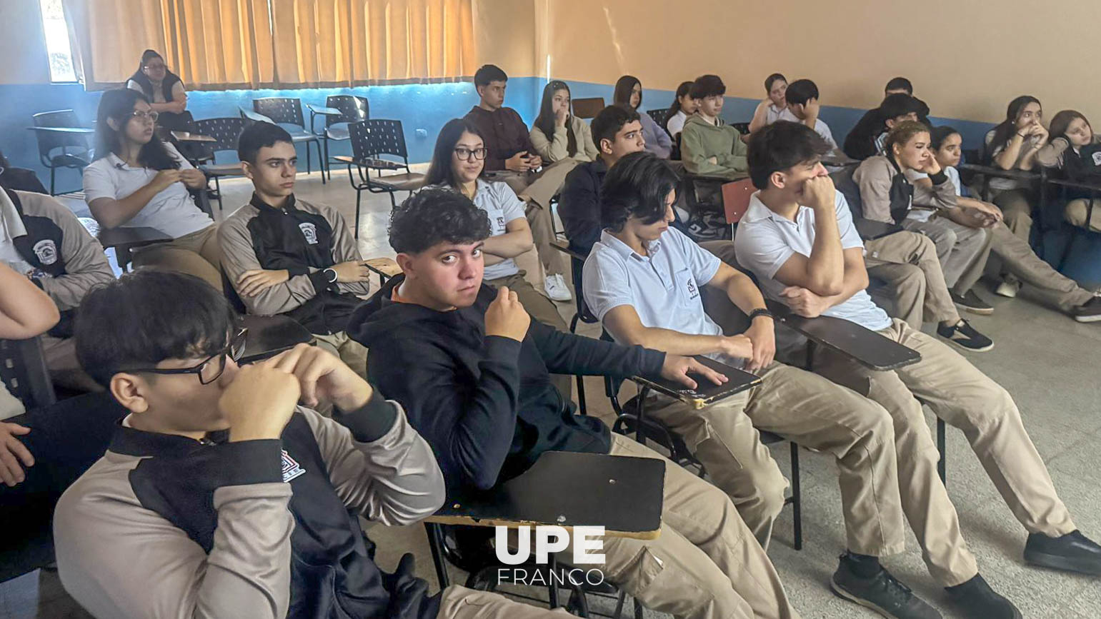 UPE FRANCO DESARROLLÓ CHARLA EDUCATIVA SOBRE BEBIDAS ENERGIZANTES Y CIGARRILLOS ELECTRÓNICOS EN EL CIE