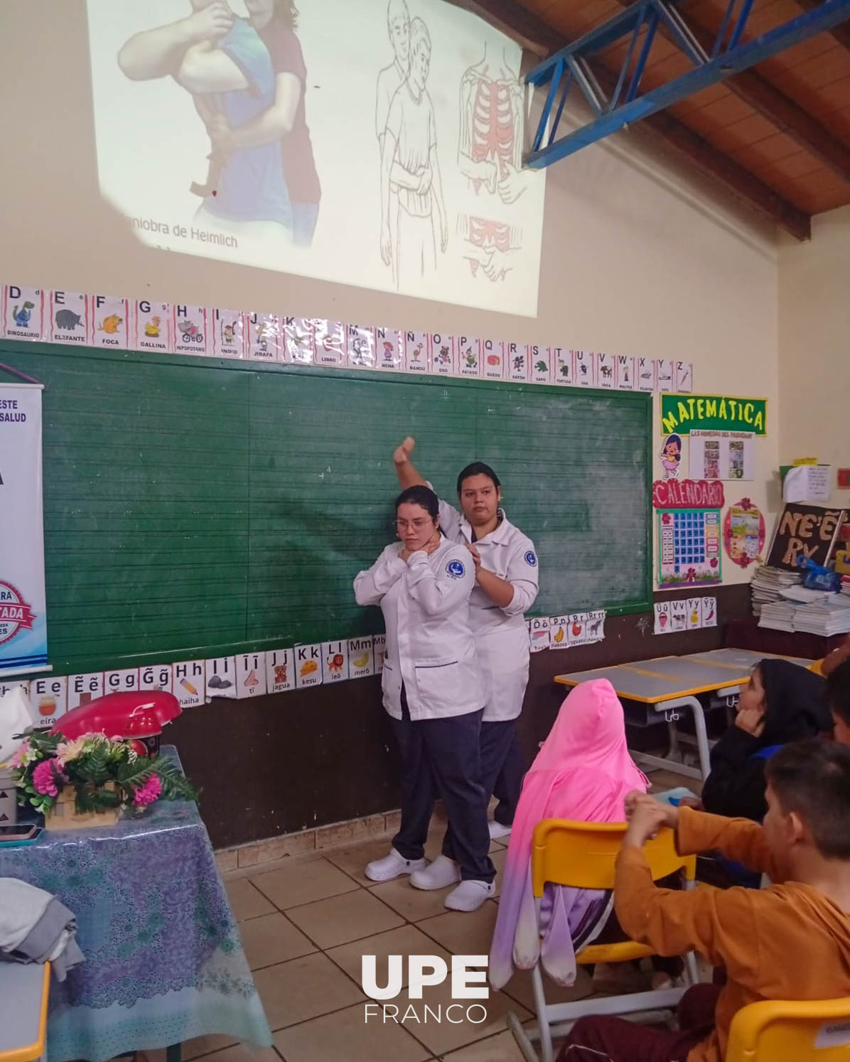 Estudiantes de Enfermería desarrollaron taller de primeros auxilios en la Escuela Mariano Bobadilla