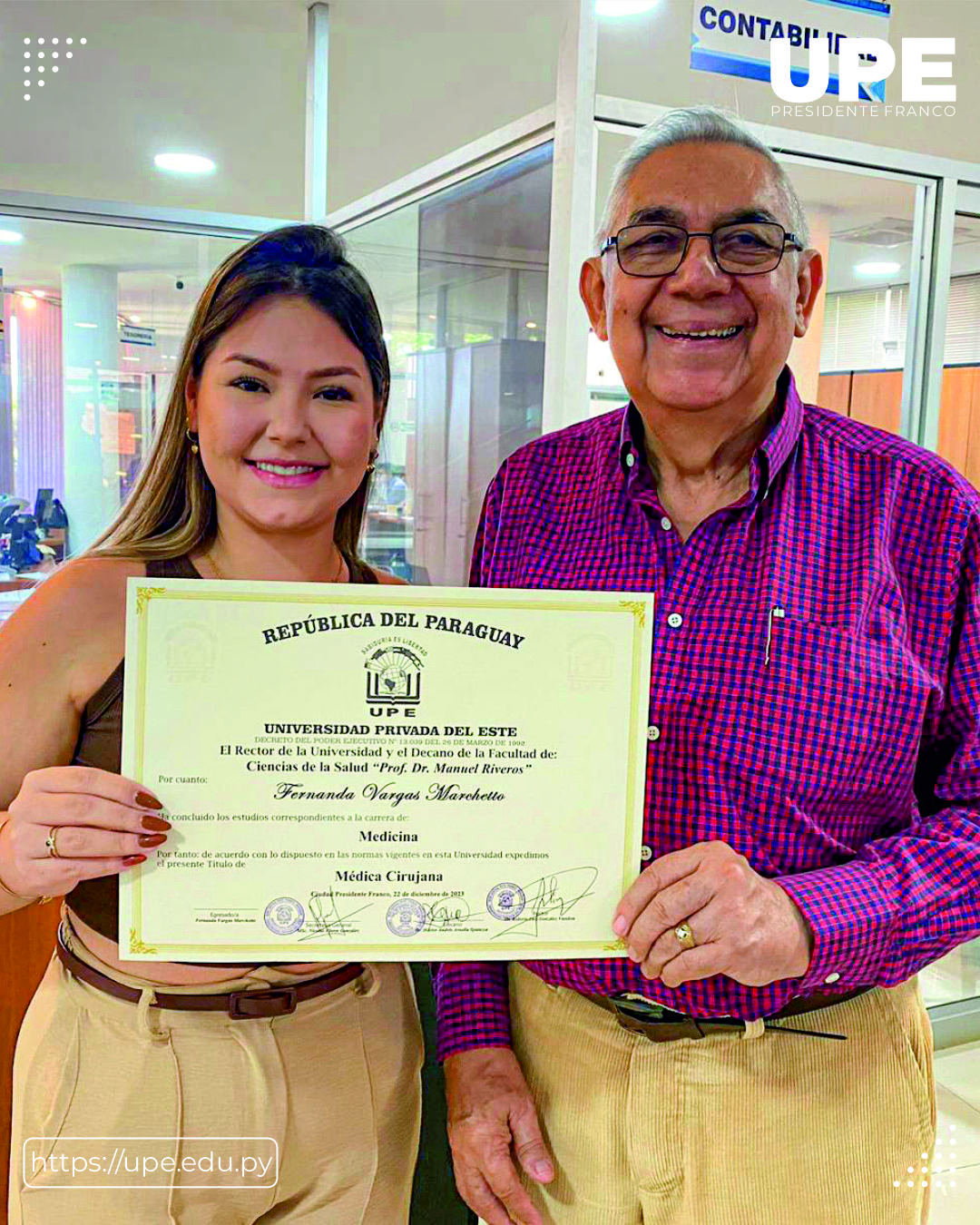 Nueva Egresada de Medicina UPE: Comprometidos con la Excelencia Académica y Profesional