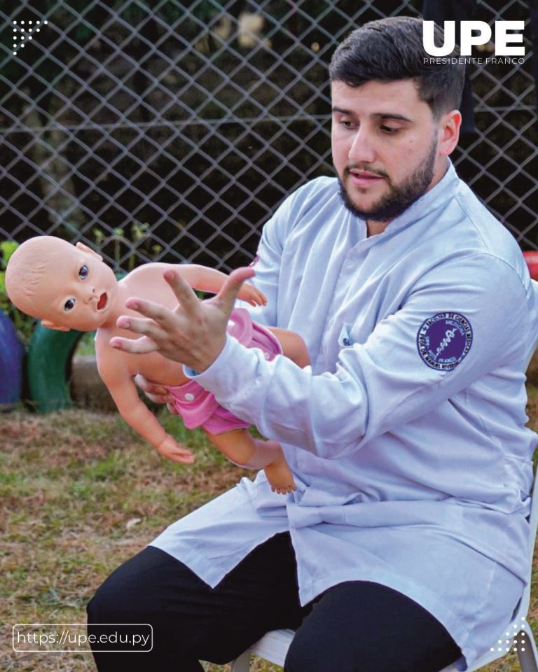 "Manos que Cuidan, Corazones que Sanan” - Proyecto de Medicina de la UPE en la Fundación Las Tías