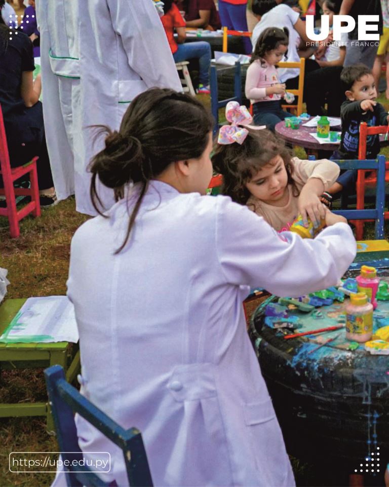 "Manos que Cuidan, Corazones que Sanan” - Proyecto de Medicina de la UPE en la Fundación Las Tías