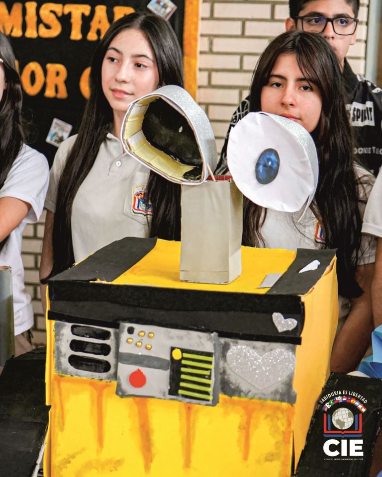 "Creando el Embajador de la Robótica" - Desafío Creativo en el CIE