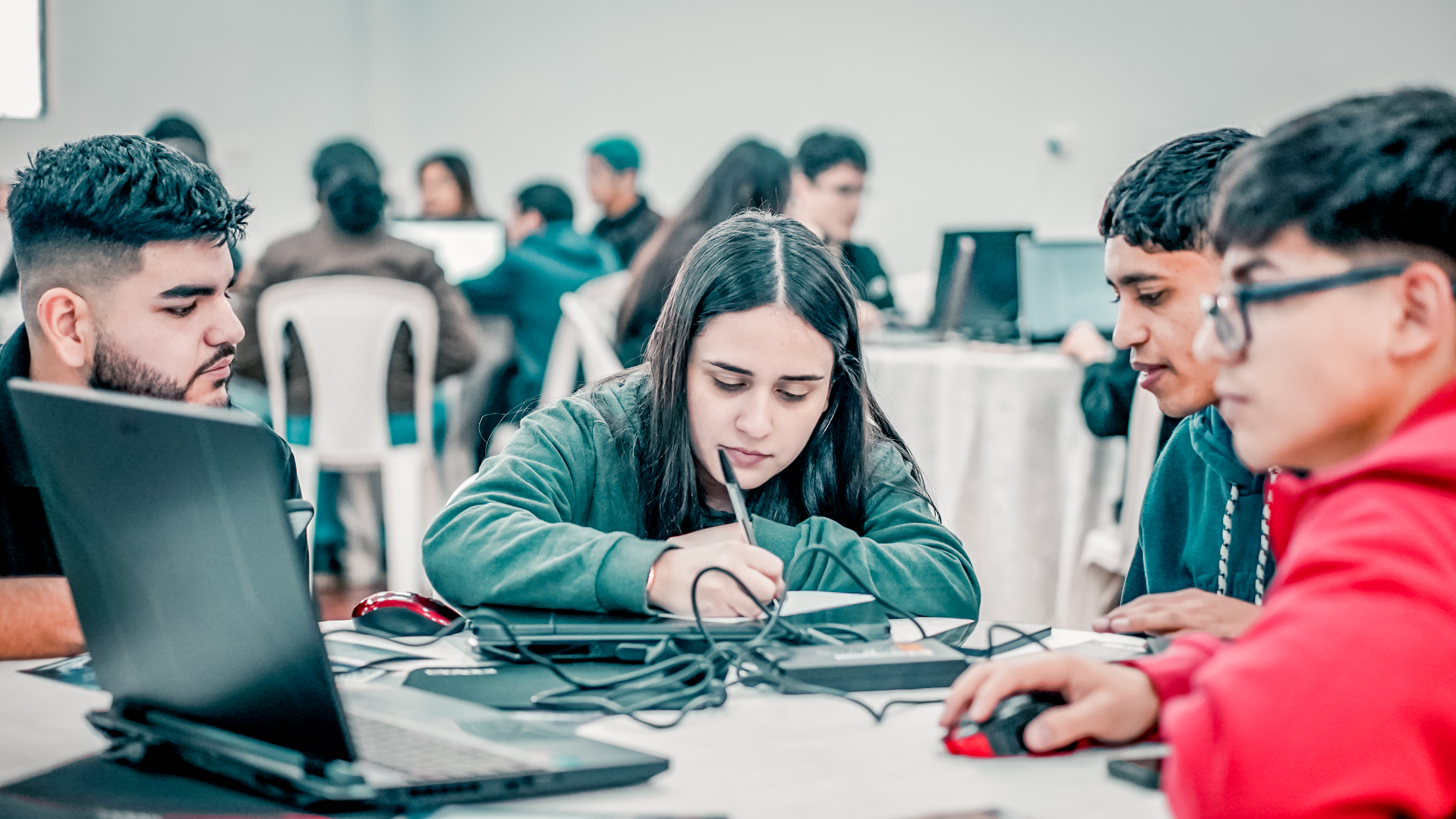 Éxito en el Pre Hackathon de la UPE: Preparando Mentes Brillantes