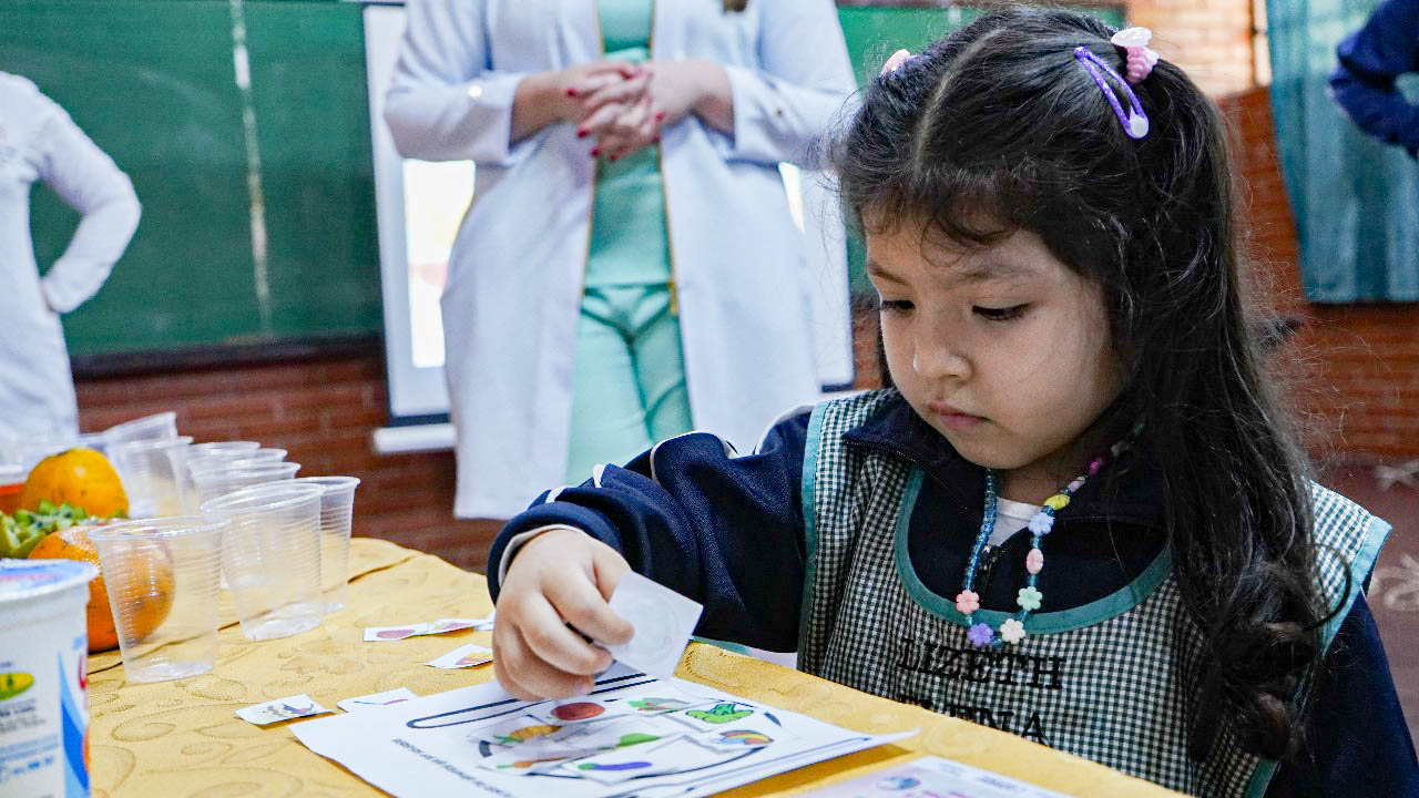 Estudiantes de Nutrición Promueven Hábitos Saludables en la Comunidad Escolar