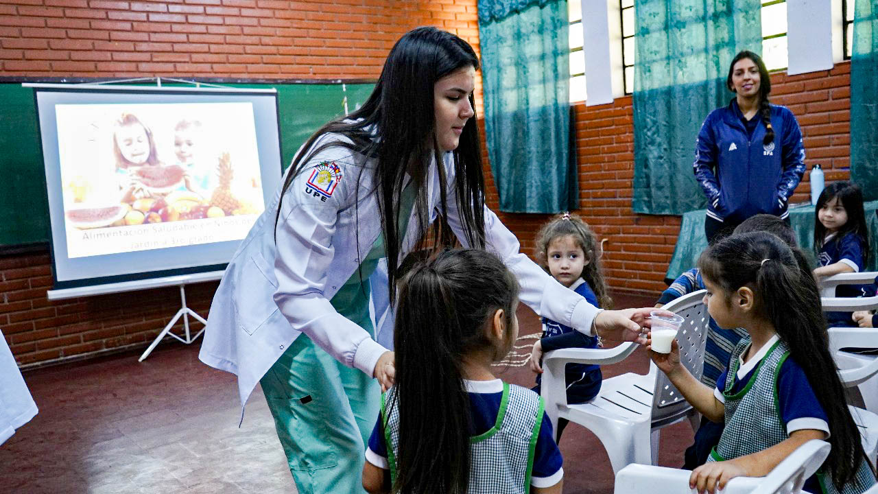 Estudiantes de Nutrición Promueven Hábitos Saludables en la Comunidad Escolar