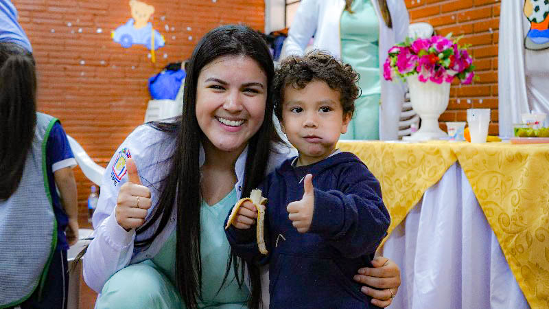 Estudiantes de Nutrición Promueven Hábitos Saludables en la Comunidad Escolar