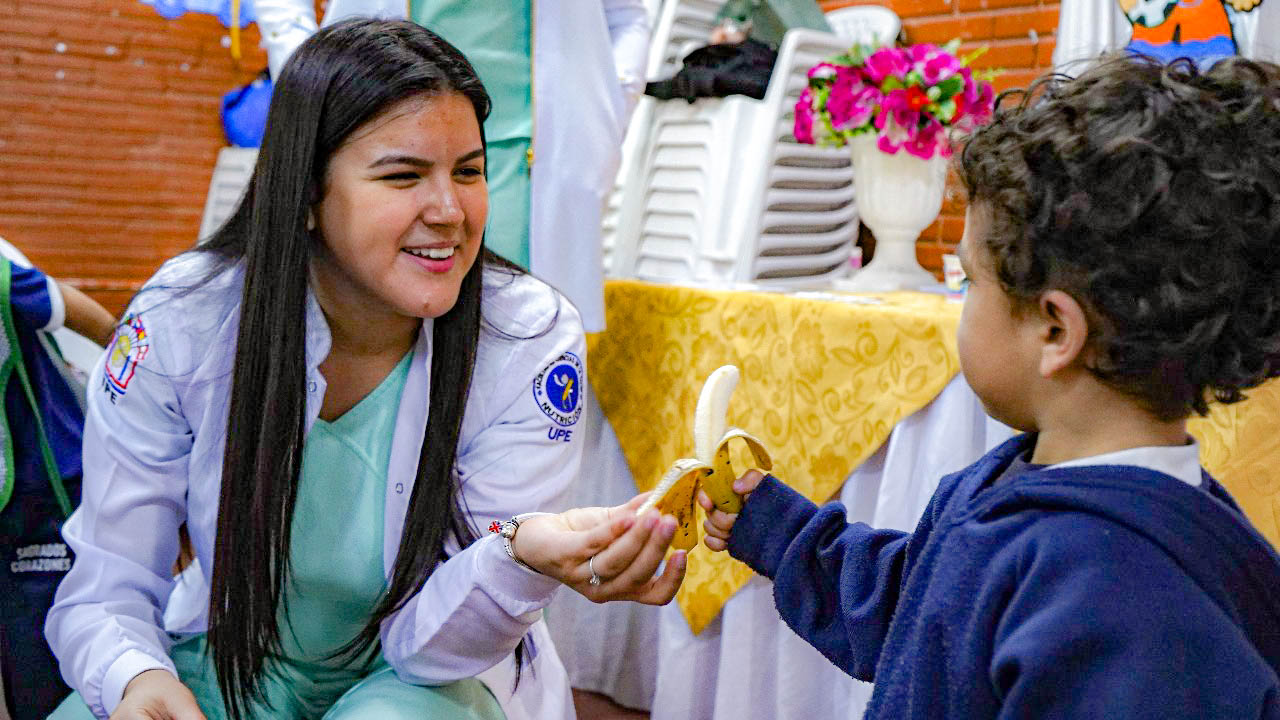 Estudiantes de Nutrición Promueven Hábitos Saludables en la Comunidad Escolar