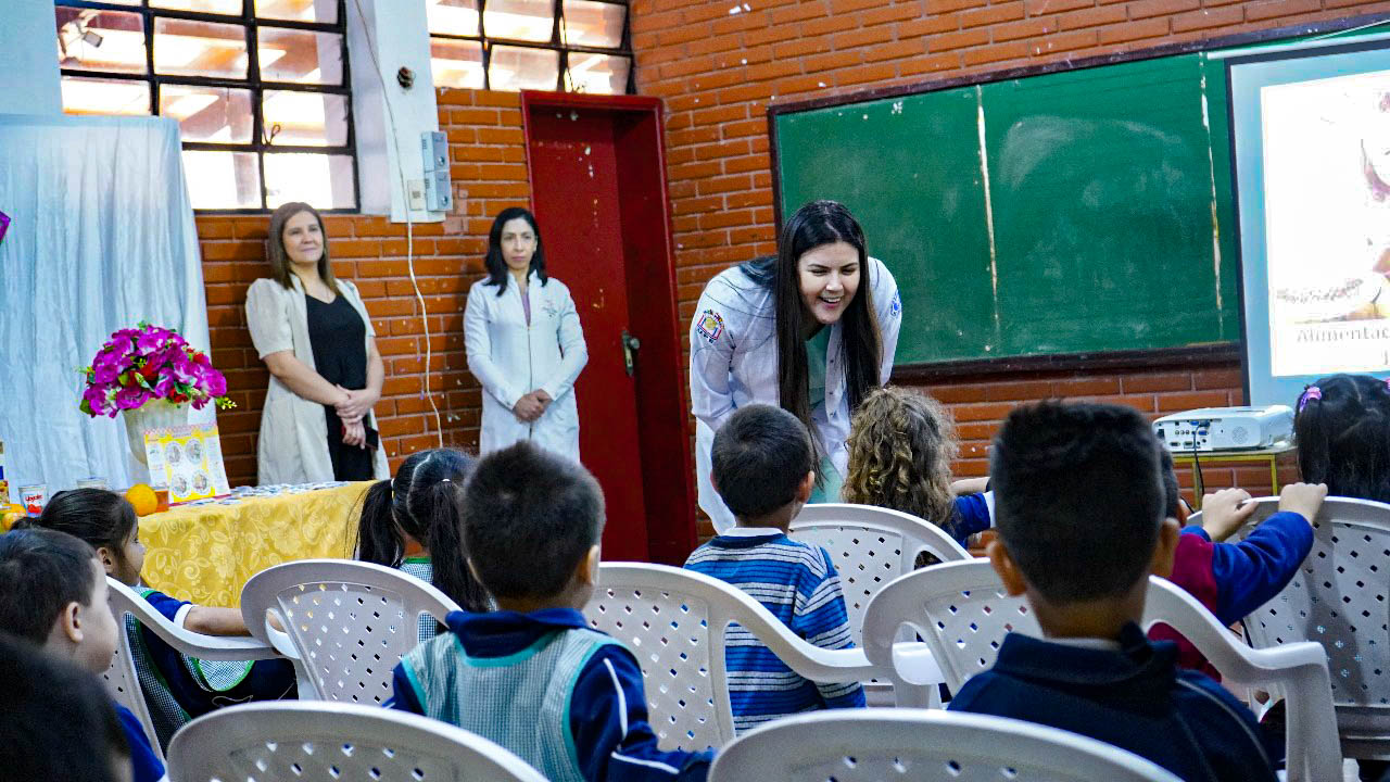 Estudiantes de Nutrición Promueven Hábitos Saludables en la Comunidad Escolar