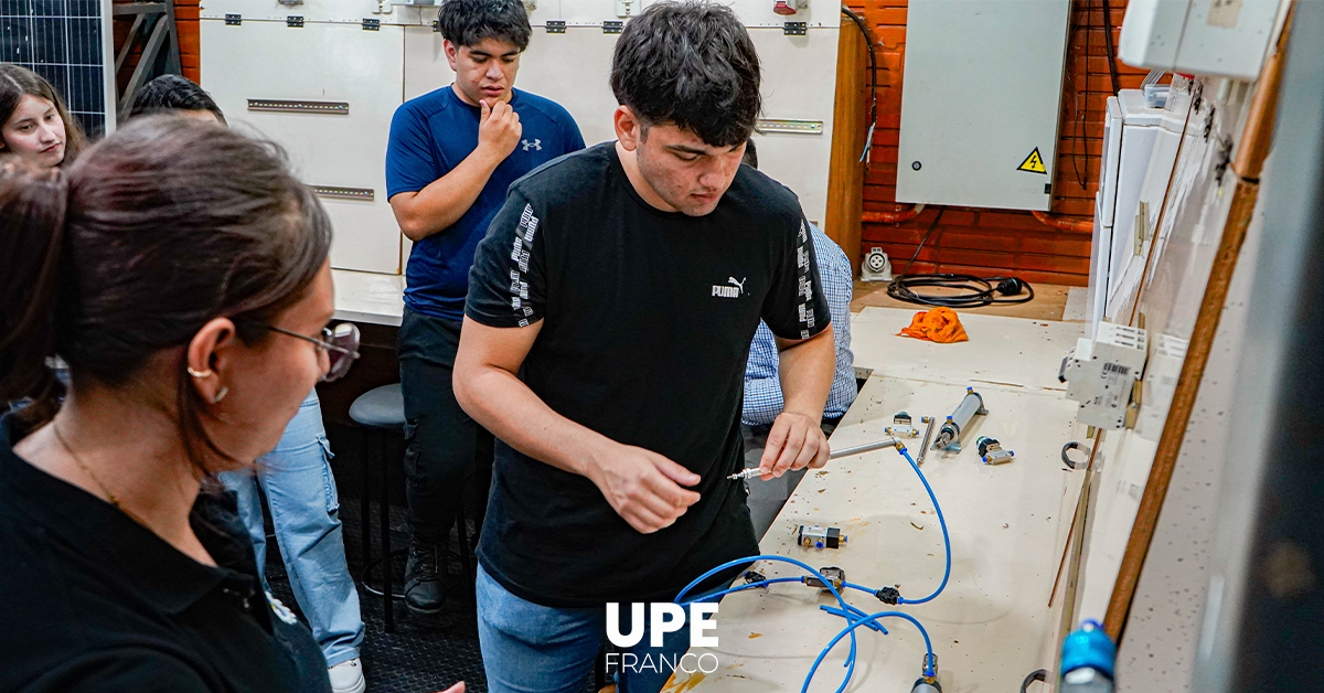 Alumnos del CIE visitan la Facultad de Ciencias y Tecnologías