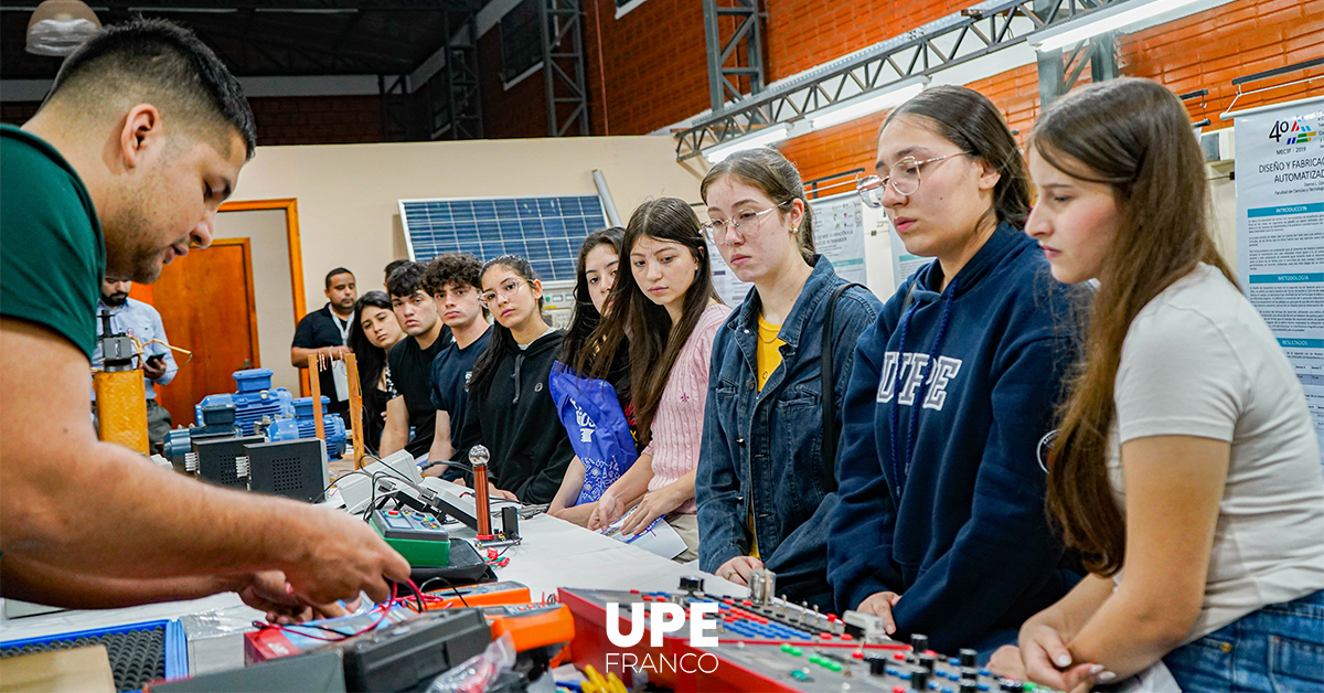 Alumnos del CIE visitan la Facultad de Ciencias y Tecnologías