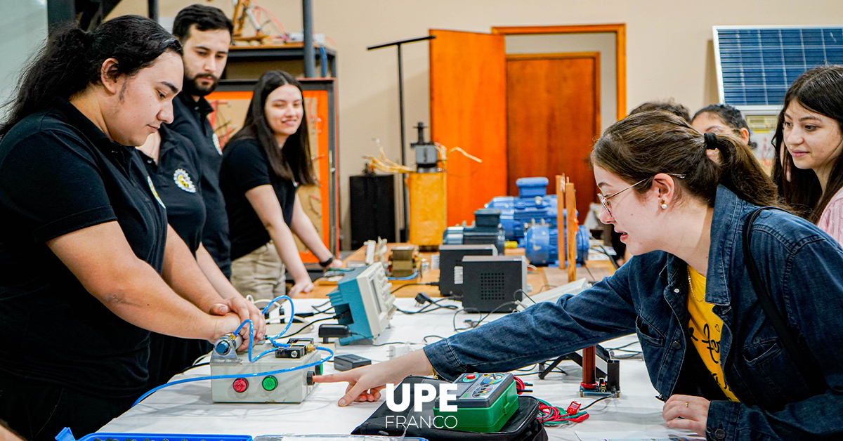 Alumnos del CIE visitan la Facultad de Ciencias y Tecnologías