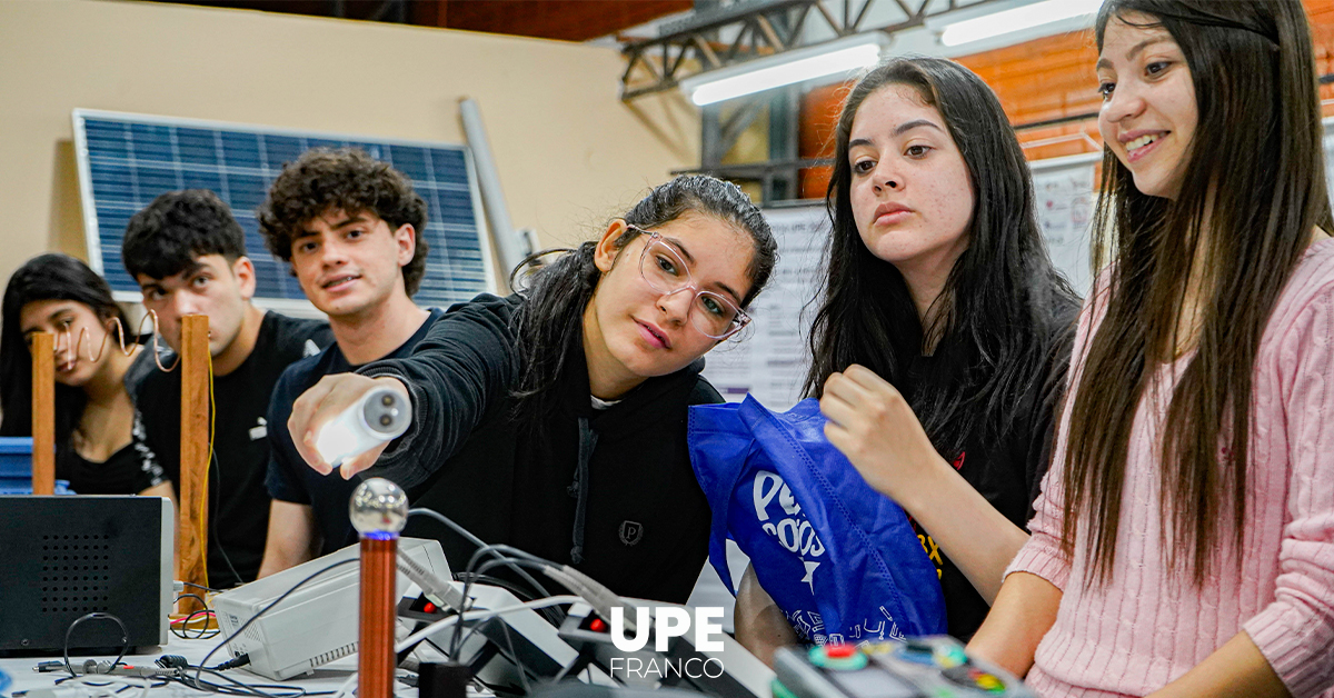 Alumnos del CIE visitan la Facultad de Ciencias y Tecnologías