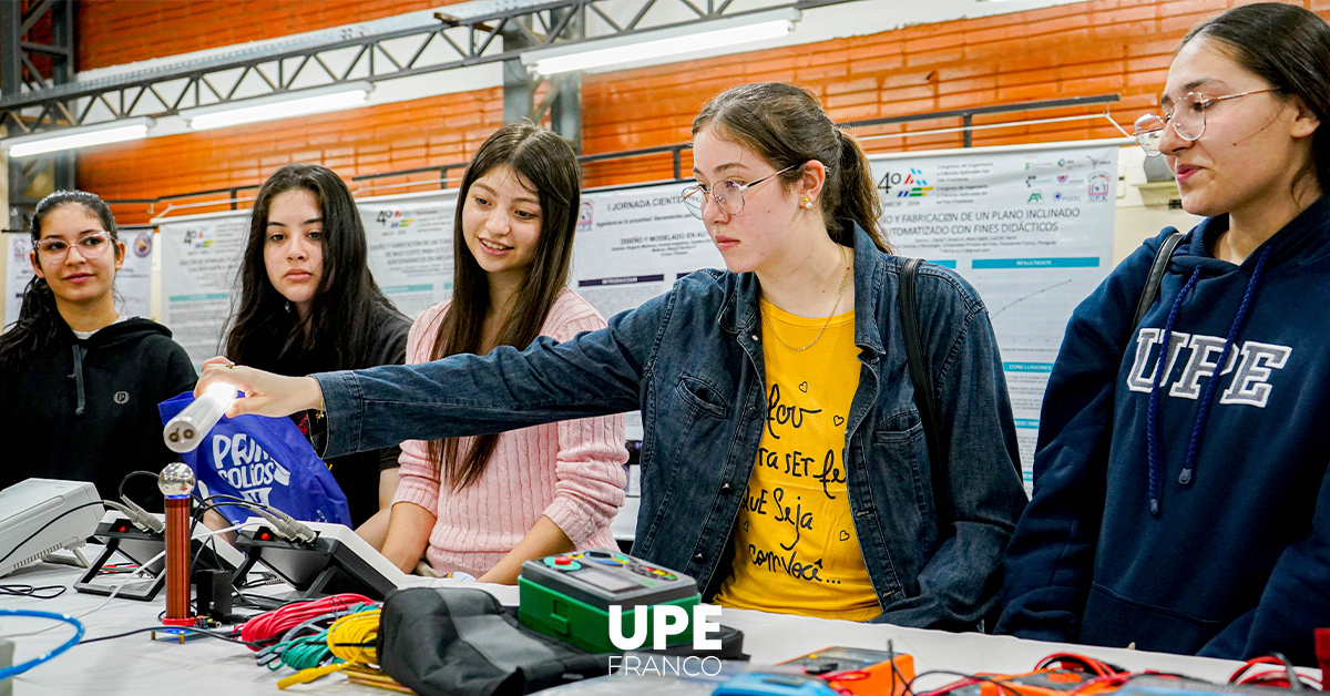 Alumnos del CIE visitan la Facultad de Ciencias y Tecnologías