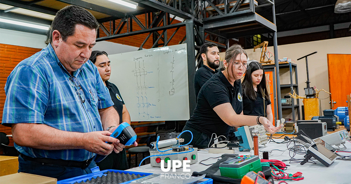 Alumnos del CIE visitan la Facultad de Ciencias y Tecnologías