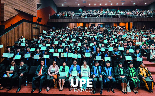 Acto de Graduación UPE 2024: Celebrando el Éxito Académico